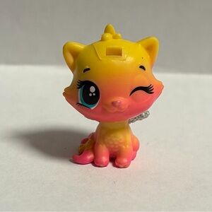 Spin Master Hatchimals Colleggtibles season 6 royal hatch yellow royal kittycan